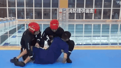 水中遇險 如何自救與施救？黃金30秒 如何將溺水者救上岸？