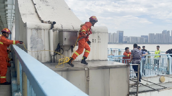 飛躍一撲！杭州消防員10秒救人