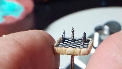 比指甲蓋還小！ 土耳其微雕藝術(shù)家雕出超小國際象棋