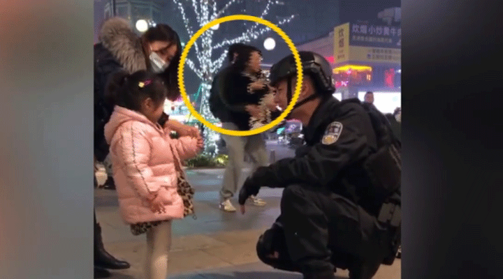 女子被特警圈粉蹲地拍照不想走，男友接下來(lái)的舉動(dòng)驚呆網(wǎng)友