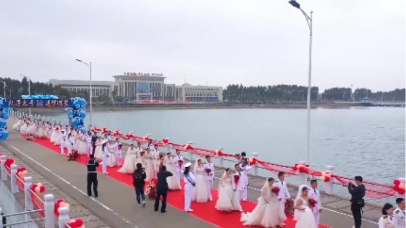 乘風(fēng)破浪來娶你！海軍某部30對新人舉行集體婚禮