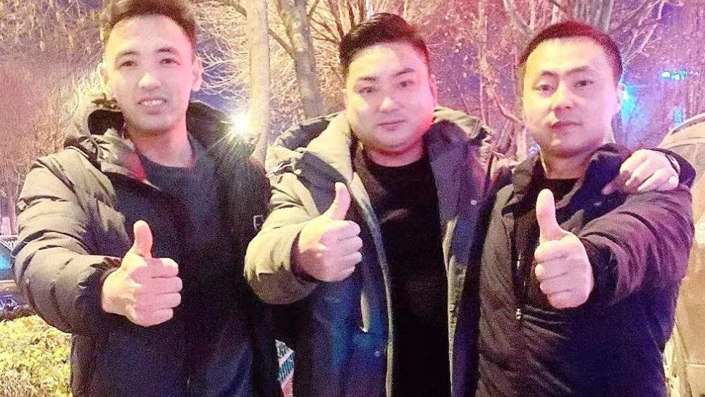 熱點(diǎn)快追｜路面結(jié)冰大貨車(chē)開(kāi)始溜車(chē)！24塊&ldquo;救命石&rdquo;幫助緊急脫險(xiǎn)