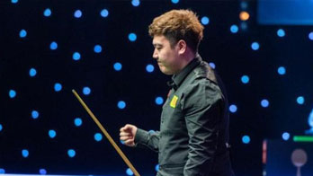 英國：首位00后冠軍！顏丙濤登頂斯諾克大師賽