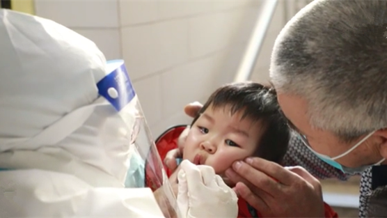 這一跪，謝謝你最美的&ldquo;核酸護(hù)士&rdquo;