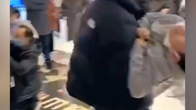 浙江一電影院發(fā)生事故多人送醫(yī)，現(xiàn)場家長懷抱兒童奔走