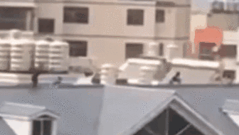 樓頂上的危險(xiǎn)：心驚膽戰(zhàn) 兒童高樓樓頂玩&ldquo;空中飛人&rdquo;