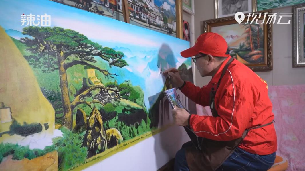 一手煙火一手畫筆 59歲大叔攤著煎餅開&ldquo;畫展&rdquo;