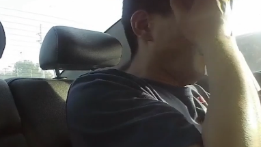 這人啥情況？他在警車上都能睡著