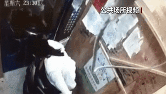 電梯內(nèi)突發(fā)自燃 電動車進(jìn)樓怎么禁？ 發(fā)現(xiàn)電瓶車有起火苗頭應(yīng)立刻撤離