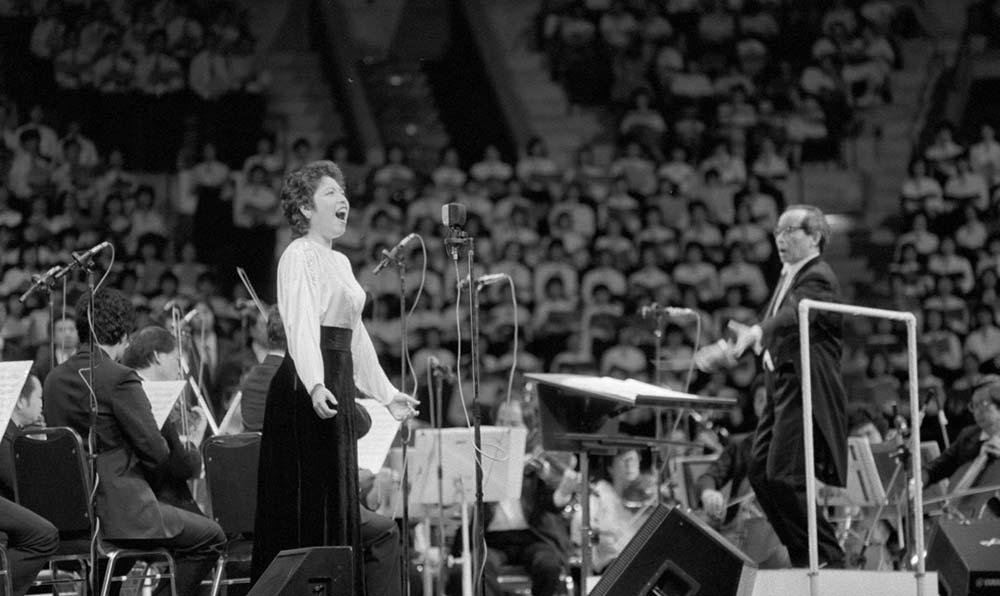 女高音歌唱家汪燕燕在香港&ldquo;黃河音樂節(jié)&rdquo;上演唱《黃河怨》。