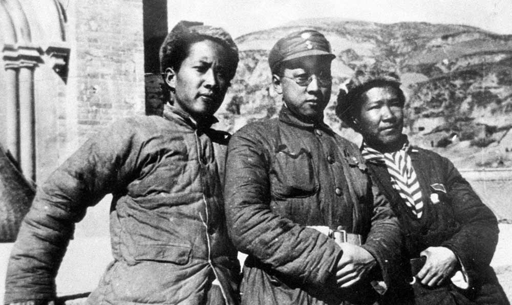 延安魯迅藝術文學院托兒所的阿姨和孩子們。