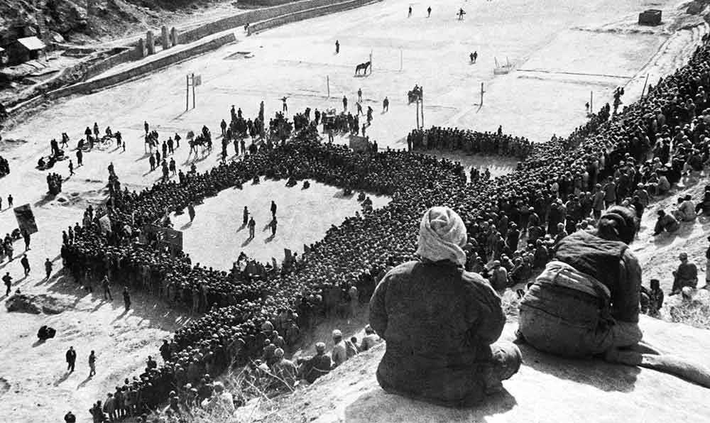 東北文代大會為慶祝斯大林70壽辰，由魯藝文工團演出黃河大合唱。