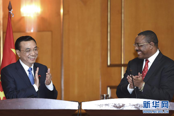5月4日，國(guó)務(wù)院總理李克強(qiáng)在亞的斯亞貝巴與埃塞俄比亞總理海爾馬里亞姆舉行會(huì)談。這是會(huì)談結(jié)束后，李克強(qiáng)與海爾馬里亞姆共同會(huì)見記者。 新華社記者 李學(xué)仁 攝