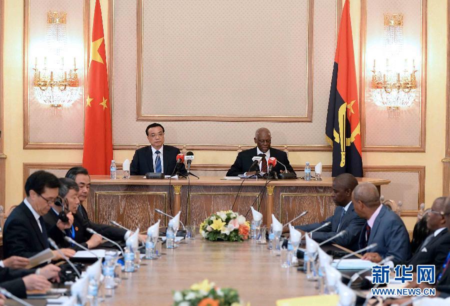 5月9日，中國國務(wù)院總理李克強在安哥拉總統(tǒng)府同安總統(tǒng)多斯桑托斯舉行會談。 新華社記者李濤攝