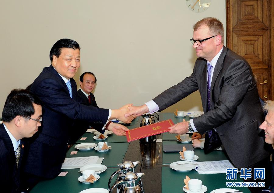 6月12日，中共中央政治局常委、中央書記處書記劉云山在赫爾辛基會見芬蘭中間黨主席西皮萊。 新華社記者饒愛民攝