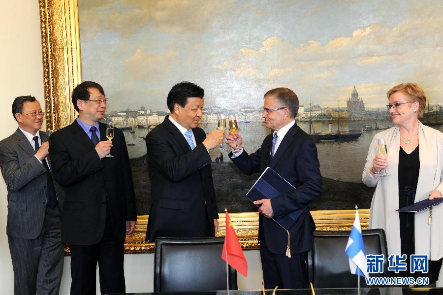 6月13日，中共中央政治局常委、中央書記處書記劉云山在赫爾辛基與赫爾辛基市長帕尤寧共同出席中芬有關(guān)文化藝術(shù)合作及交流活動的諒解備忘錄簽字儀式。新華社記者饒愛民攝 