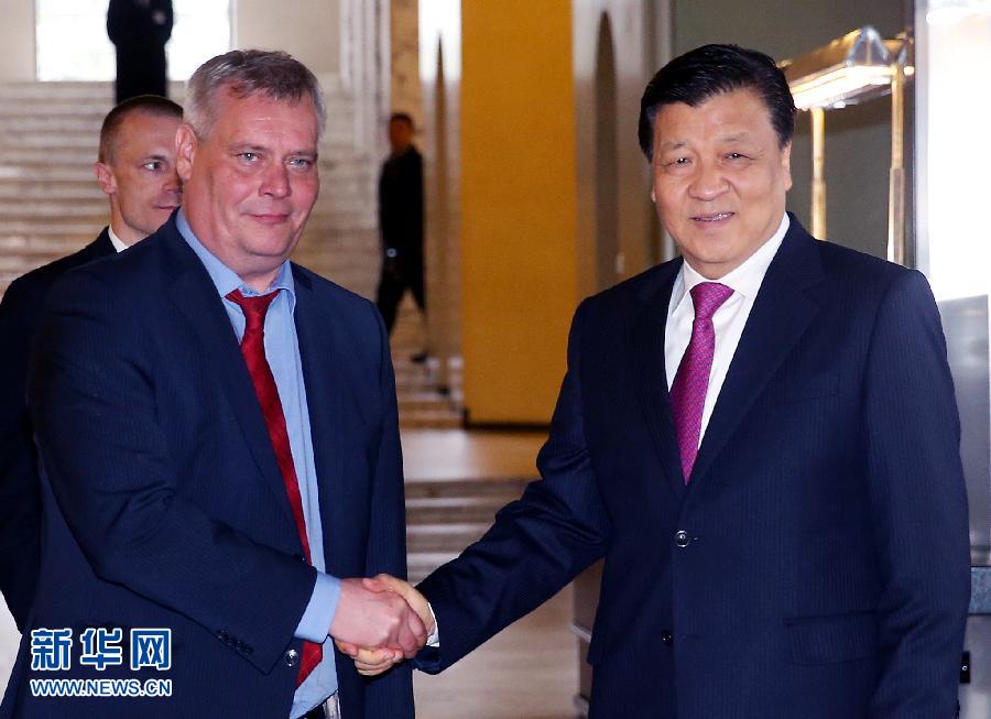 6月13日，中共中央政治局常委、中央書記處書記劉云山在赫爾辛基會(huì)見芬蘭社民黨主席、財(cái)政部長(zhǎng)林內(nèi)。 新華社記者姚大偉攝