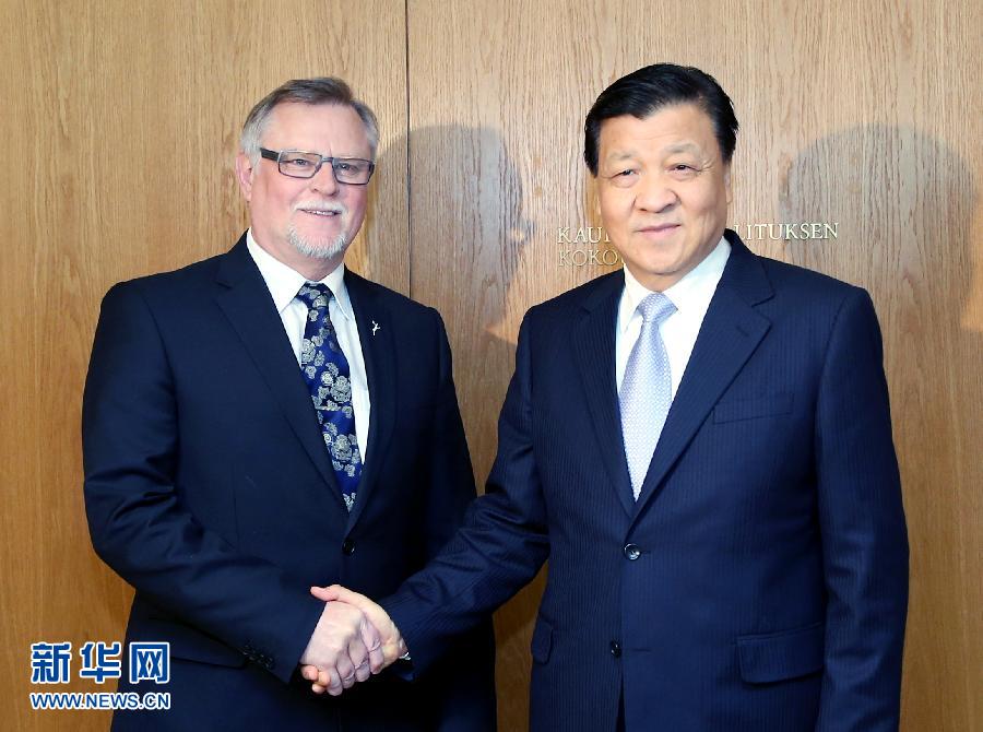 6月14日，中共中央政治局常委、中央書記處書記劉云山在芬蘭羅瓦涅米會(huì)見羅瓦涅米市長(zhǎng)羅特沃寧。 新華社記者姚大偉攝