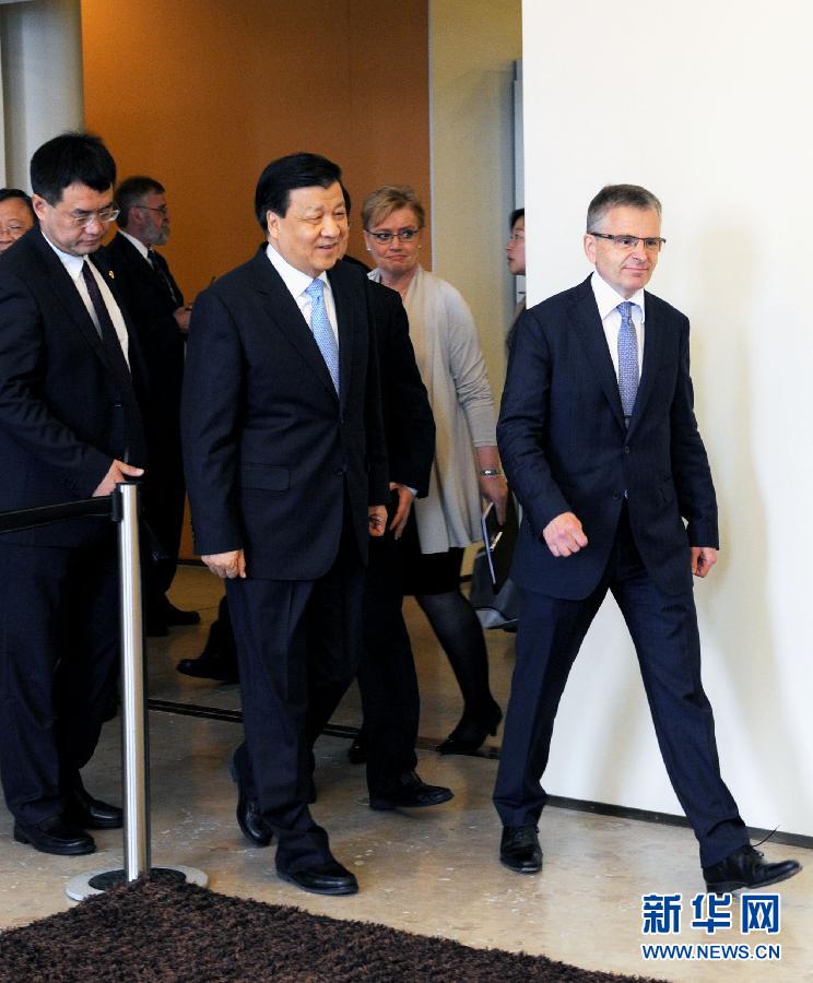 6月13日，中共中央政治局常委、中央書記處書記劉云山在赫爾辛基與赫爾辛基市長(zhǎng)帕尤寧共同出席中芬有關(guān)文化藝術(shù)合作及交流活動(dòng)的諒解備忘錄簽字儀式。新華社記者饒愛民攝