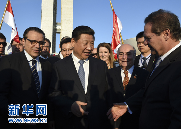 7月16日，國(guó)家主席習(xí)近平在巴西利亞會(huì)見巴西參議長(zhǎng)卡列羅斯（前右）和眾議長(zhǎng)阿爾維斯（前左）。 新華社記者 李學(xué)仁 攝 