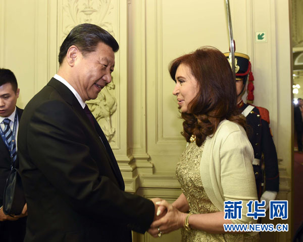 當(dāng)?shù)貢r(shí)間7月18日，國(guó)家主席習(xí)近平在布宜諾斯艾利斯同阿根廷總統(tǒng)克里斯蒂娜舉行會(huì)談。這是會(huì)談開(kāi)始前，克里斯蒂娜在總統(tǒng)府為習(xí)近平舉行隆重歡迎儀式。新華社記者 李學(xué)仁 攝