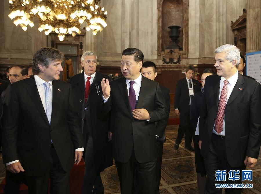 當地時間7月19日，國家主席習近平在布宜諾斯艾利斯會見阿根廷副總統(tǒng)兼參議長布杜（前左）和眾議長多明格斯（前右）。 新華社記者丁林攝 