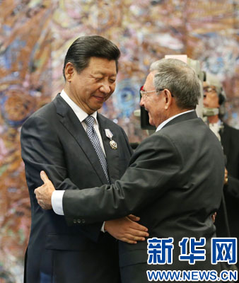 當?shù)貢r間7月22日，國家主席習近平在哈瓦那接受古巴政府授予的&ldquo;何塞&middot;馬蒂&rdquo;勛章。古巴國務(wù)委員會主席兼部長會議主席勞爾&middot;卡斯特羅為習近平佩戴勛章。新華社記者劉衛(wèi)兵攝