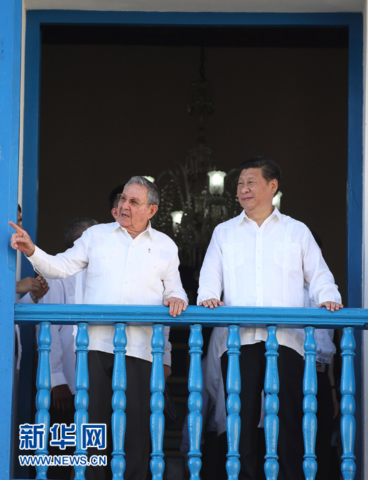 這是習(xí)近平在勞爾陪同下參觀圣地亞哥市政府時(shí)一同走上二層陽臺(tái)。1959年1月1日，菲德爾&middot;卡斯特羅就是站在這里宣布古巴革命勝利。新華社記者蘭紅光 攝 