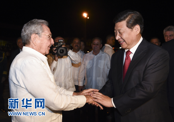 當(dāng)?shù)貢r(shí)間7月23日，國家主席習(xí)近平結(jié)束對(duì)古巴的訪問，離開圣地亞哥，啟程回國。這是古巴國務(wù)委員會(huì)主席兼部長會(huì)議主席勞爾&middot;卡斯特羅到機(jī)場為習(xí)近平送行。新華社記者 李學(xué)仁 攝 