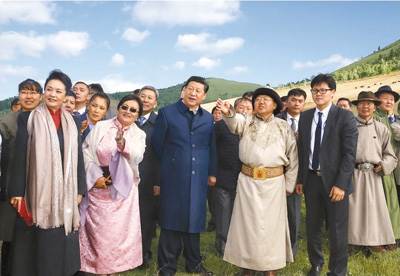 　　八月二十二日，國家主席習(xí)近平在蒙古國總統(tǒng)額勒貝格道爾吉陪同下前往烏蘭巴托市郊觀看那達(dá)慕。這是習(xí)近平和夫人彭麗媛同額勒貝格道爾吉夫婦觀看表演。新華社記者　鞠鵬攝