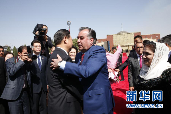 9月14日，國(guó)家主席習(xí)近平結(jié)束對(duì)塔吉克斯坦的國(guó)事訪問(wèn)，乘坐專(zhuān)機(jī)離開(kāi)杜尚別。拉赫蒙總統(tǒng)夫婦專(zhuān)程到機(jī)場(chǎng)為習(xí)近平和夫人彭麗媛送行。新華社記者 鞠鵬 攝 