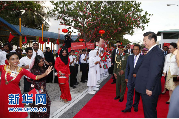  9月14日，國(guó)家主席習(xí)近平抵達(dá)馬累，開(kāi)始對(duì)馬爾代夫進(jìn)行國(guó)事訪問(wèn)。習(xí)近平和夫人彭麗媛在機(jī)場(chǎng)受到馬爾代夫總統(tǒng)亞明夫婦的熱情迎接。新華社記者 鞠鵬 攝 