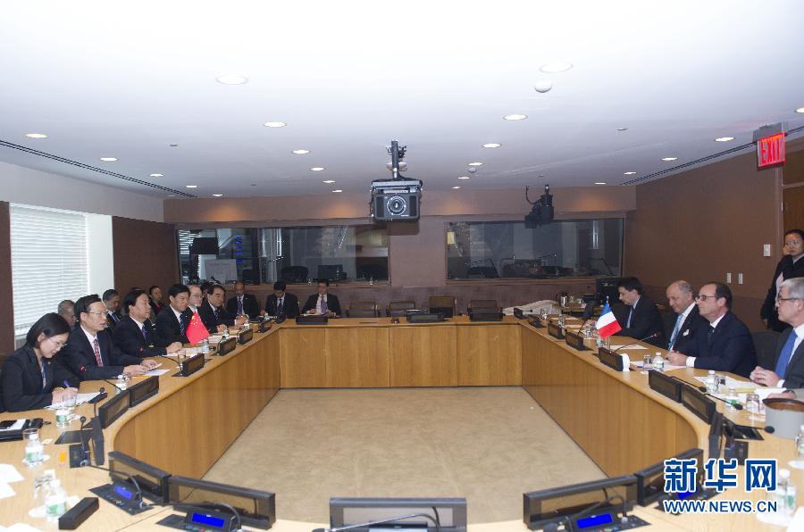 9月23日，出席聯(lián)合國氣候峰會的國家主席習近平特使、國務院副總理張高麗在紐約聯(lián)合國總部會見法國總統(tǒng)奧朗德。 新華社記者 王曄 攝