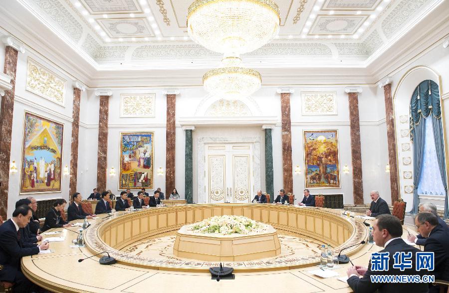 9月26日，應(yīng)邀訪問(wèn)白俄羅斯的國(guó)務(wù)院副總理張高麗在明斯克會(huì)見(jiàn)白俄羅斯總統(tǒng)盧卡申科。新華社記者王曄攝 