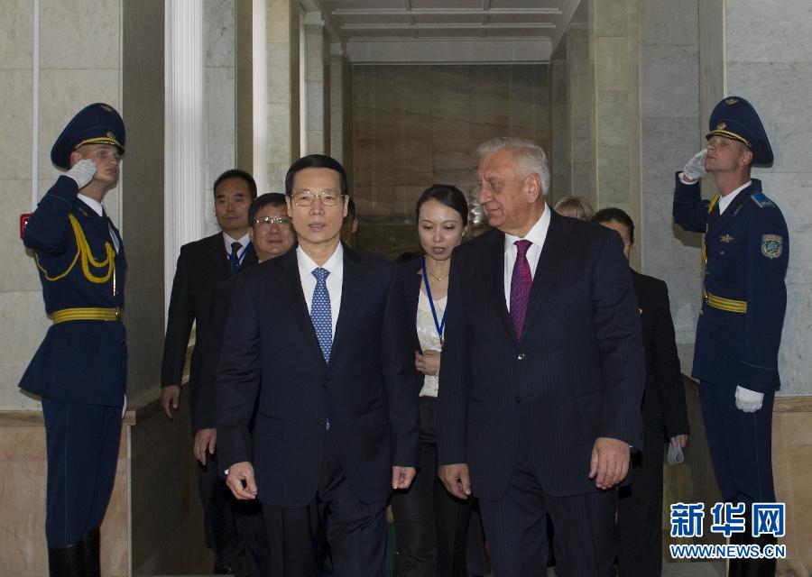 9月27日，應(yīng)邀訪問(wèn)白俄羅斯的國(guó)務(wù)院副總理張高麗在明斯克同白俄羅斯總理米亞斯尼科維奇舉行會(huì)談。 新華社記者王曄攝