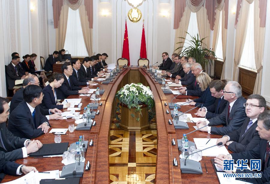  9月27日，應(yīng)邀訪問(wèn)白俄羅斯的國(guó)務(wù)院副總理張高麗在明斯克同白俄羅斯總理米亞斯尼科維奇舉行會(huì)談。 新華社記者王曄攝