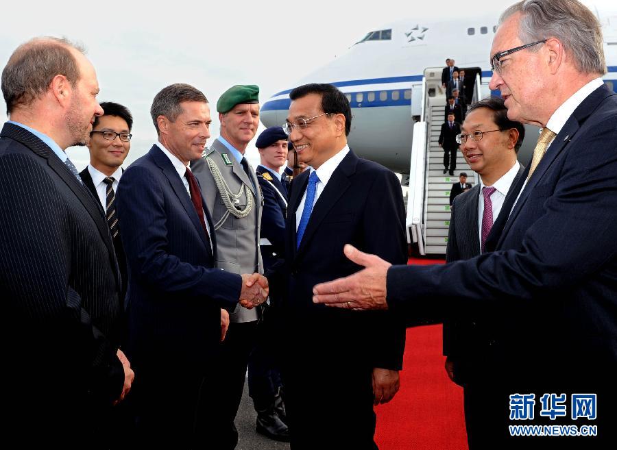 10月9日，國務院總理李克強抵達柏林開始對德國進行正式訪問。德國政府高級官員到機場迎接。 新華社記者 饒愛民 攝