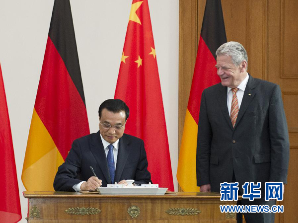 10月10日，國務院總理李克強在柏林會見德國總統(tǒng)高克。這是李克強總理在高克總統(tǒng)的陪同下在貴賓簿上簽字。 新華社記者 王曄 攝 