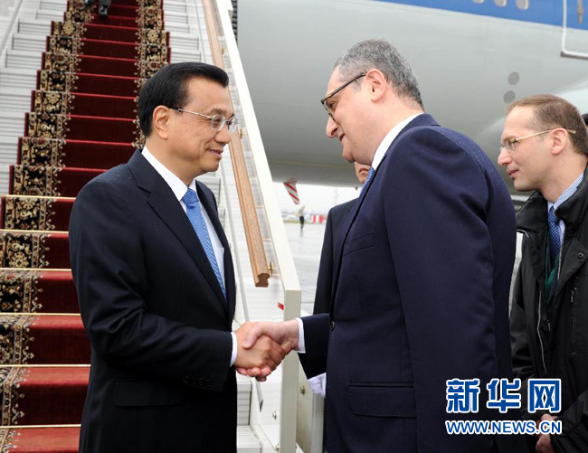 10月12日，中國國務(wù)院總理李克強(qiáng)乘專機(jī)抵達(dá)莫斯科，開始對(duì)俄羅斯進(jìn)行正式訪問并舉行中俄總理第十九次定期會(huì)晤。俄羅斯聯(lián)邦政府高級(jí)官員到機(jī)場迎接李克強(qiáng)總理。新華社記者 饒愛民 攝
