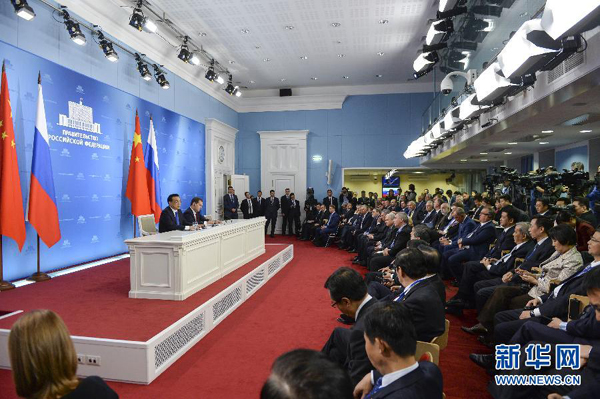 10月13日，國(guó)務(wù)院總理李克強(qiáng)在莫斯科與俄羅斯總理梅德韋杰夫圓滿結(jié)束中俄總理第十九次定期會(huì)晤后共同會(huì)見(jiàn)記者。 新華社記者李學(xué)仁攝