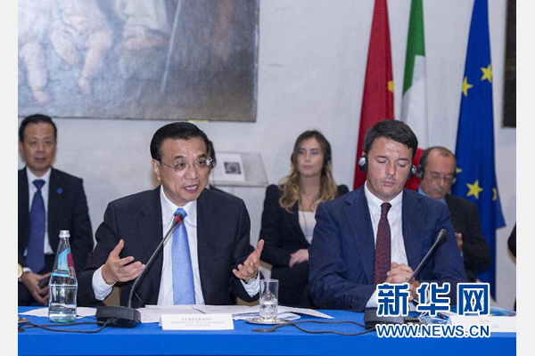 10月14日，中國國務院總理李克強在羅馬巴爾貝里尼宮與意大利總理倫齊共同會見中意企業(yè)家委員會委員及企業(yè)家代表并致辭。 新華社記者 王曄攝 