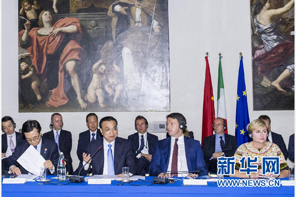 10月14日，中國國務院總理李克強在羅馬巴爾貝里尼宮與意大利總理倫齊共同會見中意企業(yè)家委員會委員及企業(yè)家代表并致辭。 新華社記者 王曄攝 