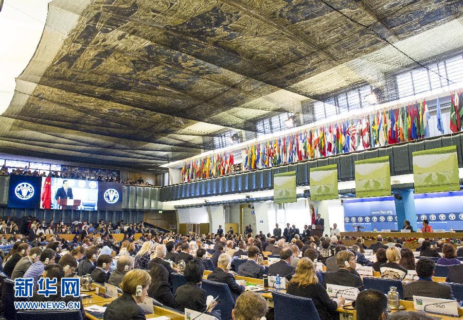 10月15日，中國國務(wù)院總理李克強在格拉齊亞諾總干事的陪同下在位于羅馬的聯(lián)合國糧農(nóng)組織總部發(fā)表演講。 新華社記者 王曄 攝 