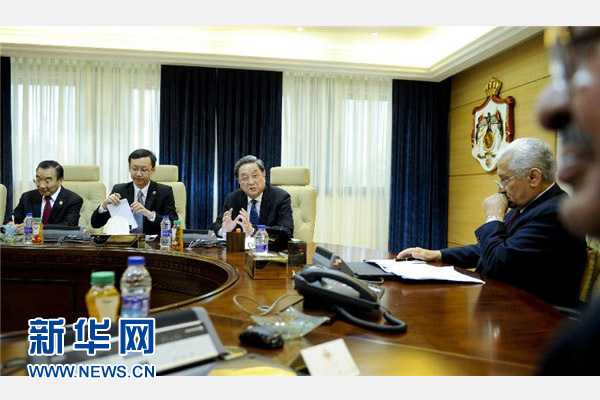 11月9日，正在約旦進(jìn)行正式友好訪問的全國政協(xié)主席俞正聲在安曼會(huì)見約旦首相恩蘇爾。 新華社記者 張鐸 攝 