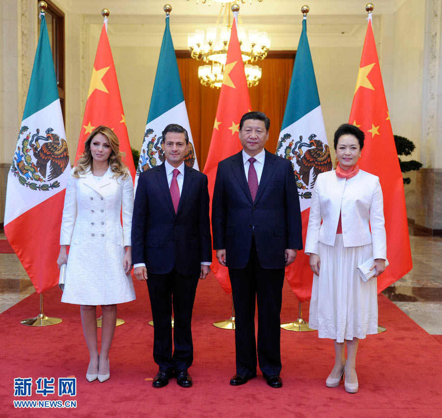 11月13日，國家主席習(xí)近平在北京人民大會(huì)堂北大廳舉行儀式，歡迎墨西哥總統(tǒng)培尼亞對(duì)中國進(jìn)行國事訪問。這是習(xí)近平和夫人彭麗媛同培尼亞夫婦合影。 新華社記者 張鐸 攝