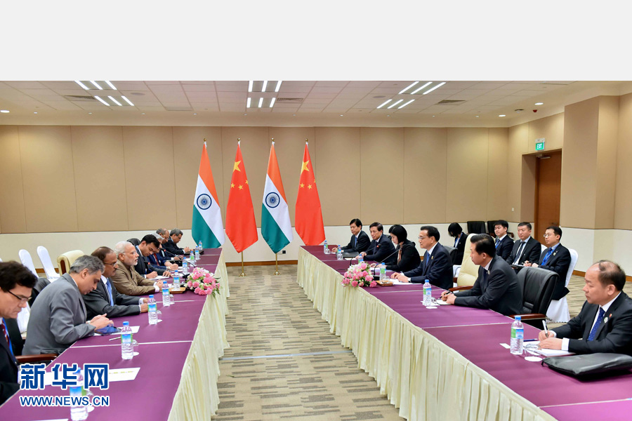 11月13日，中國(guó)國(guó)務(wù)院總理李克強(qiáng)在緬甸內(nèi)比都會(huì)見印度總理莫迪。 新華社記者 李濤 攝