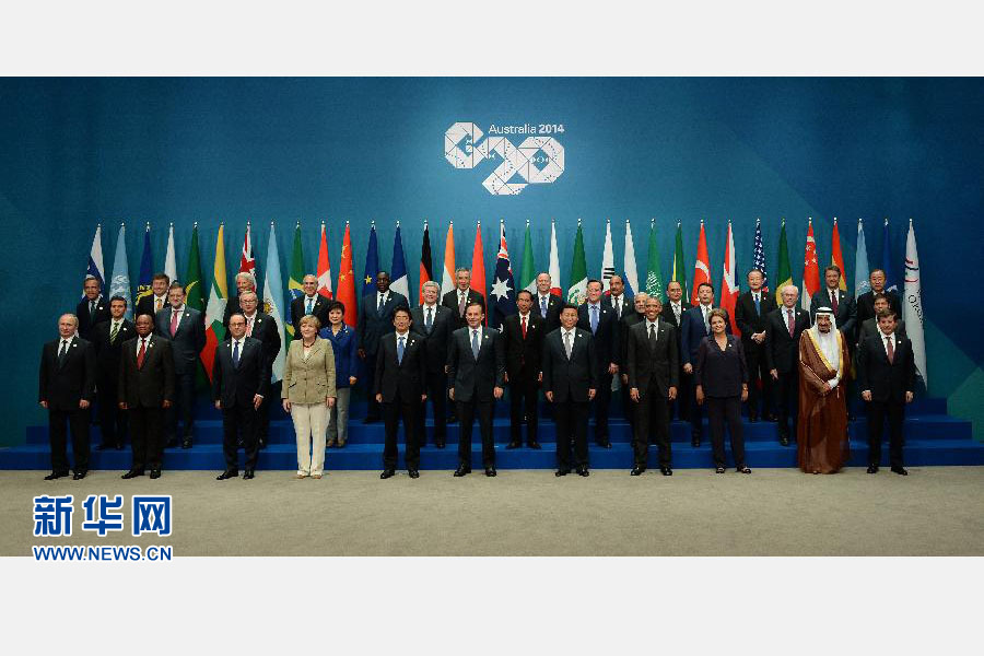 11月15日，二十國集團領(lǐng)導人第九次峰會在澳大利亞布里斯班舉行。國家主席習近平出席會議并發(fā)表題為《推動創(chuàng)新發(fā)展實現(xiàn)聯(lián)動增長》的重要講話。這是習近平主席同與會領(lǐng)導人合影。 新華社記者 馬占成 攝