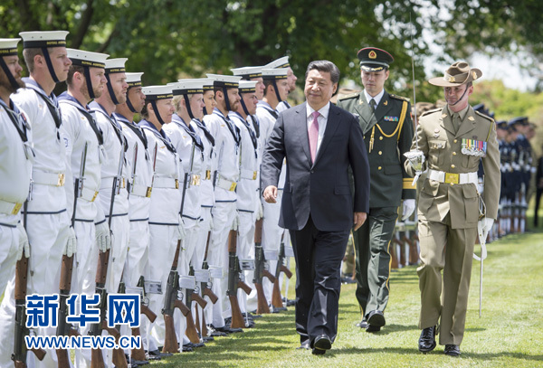11月17日，中國國家主席習(xí)近平在堪培拉會見澳大利亞總督科斯格羅夫。會見前，科斯格羅夫在總督府草坪為習(xí)近平舉行隆重歡迎儀式。新華社記者謝環(huán)馳 攝 