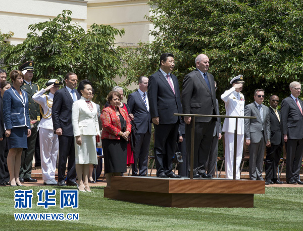 11月17日，中國國家主席習(xí)近平在堪培拉會見澳大利亞總督科斯格羅夫。會見前，科斯格羅夫在總督府草坪為習(xí)近平舉行隆重歡迎儀式。習(xí)近平和夫人彭麗媛抵達(dá)時，受到科斯格羅夫總督夫婦熱情迎接。新華社記者李學(xué)仁 攝 