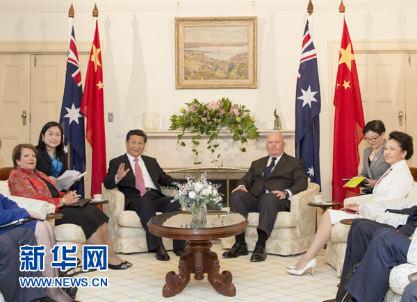 11月17日，中國國家主席習(xí)近平在堪培拉會見澳大利亞總督科斯格羅夫。會見前，科斯格羅夫在總督府草坪為習(xí)近平舉行隆重歡迎儀式。習(xí)近平和夫人彭麗媛抵達(dá)時，受到科斯格羅夫總督夫婦熱情迎接。新華社記者黃敬文 攝 